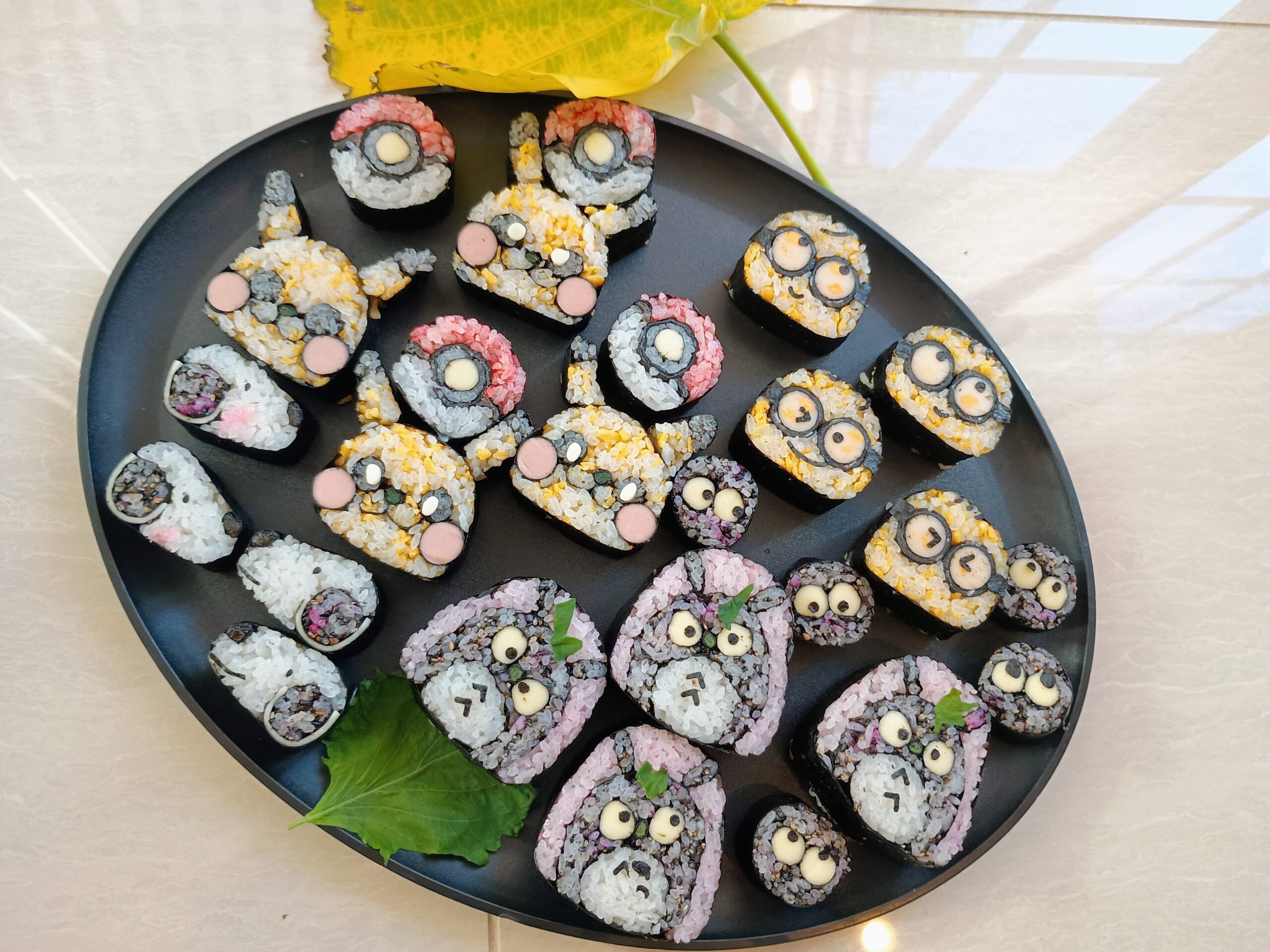 Decorative sushi rolls are a traditional Japanese food art. Please enjoy both classic patterns and modern designs.